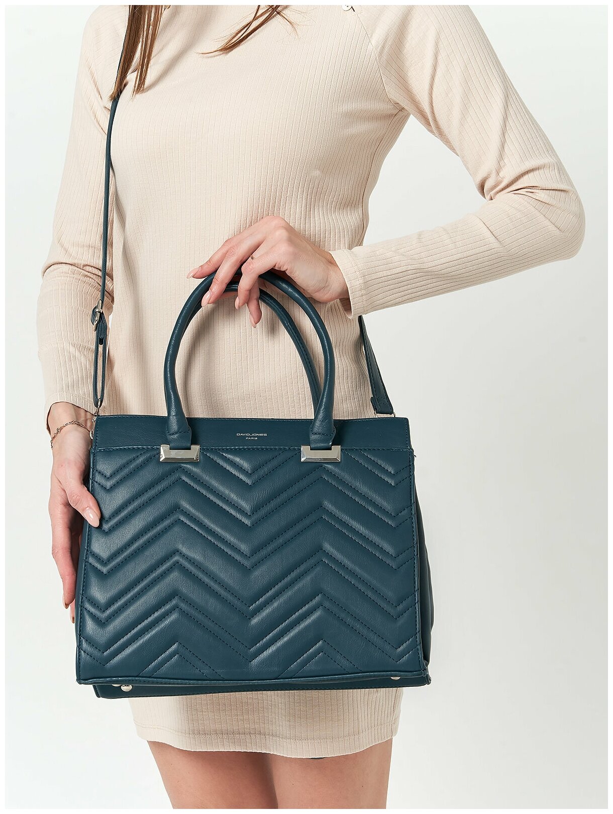 Стильная, влагозащитная, надежная и практичная женская сумка из экокожи David Jones 6615-2K/PEACOCK-BLUE