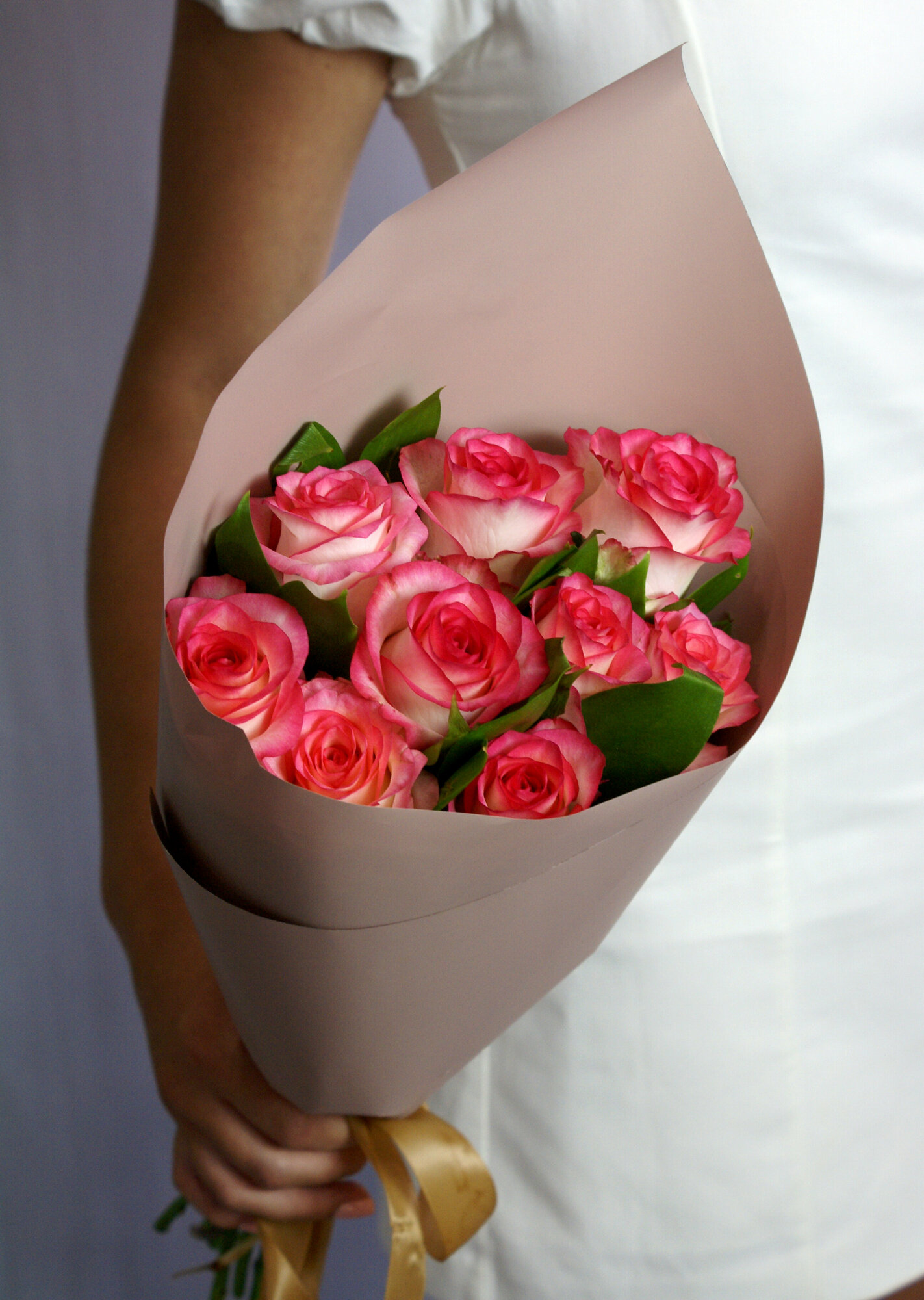 Букет из 11 розовых роз "Джумилия" с зеленью длина 45 см