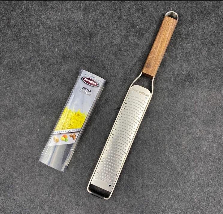 Терка Microplane Zester для сыра, цитрусовых и специй — зестер с лезвием из нержавеющей стали и защитным чехлом