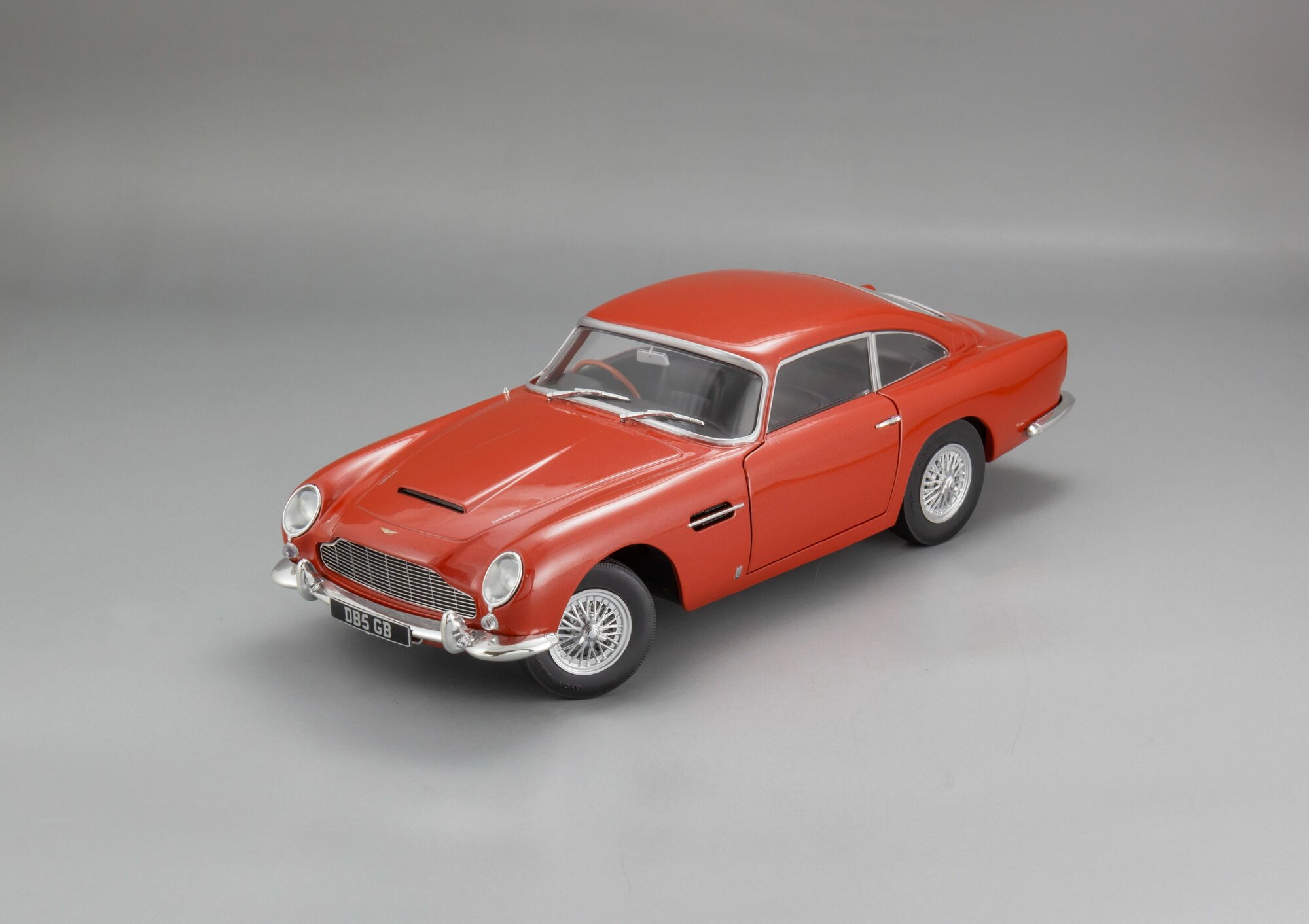 Коллекционная масштабная модель 1:18 Aston Martin DB5 - 1964 от Solido