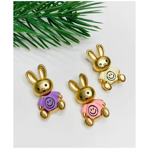 фото Брошь значок новогодняя металлическая, комплект брошей золотые зайчики кролики в разноцветных футболках, символ 2023 года, 3шт acfox