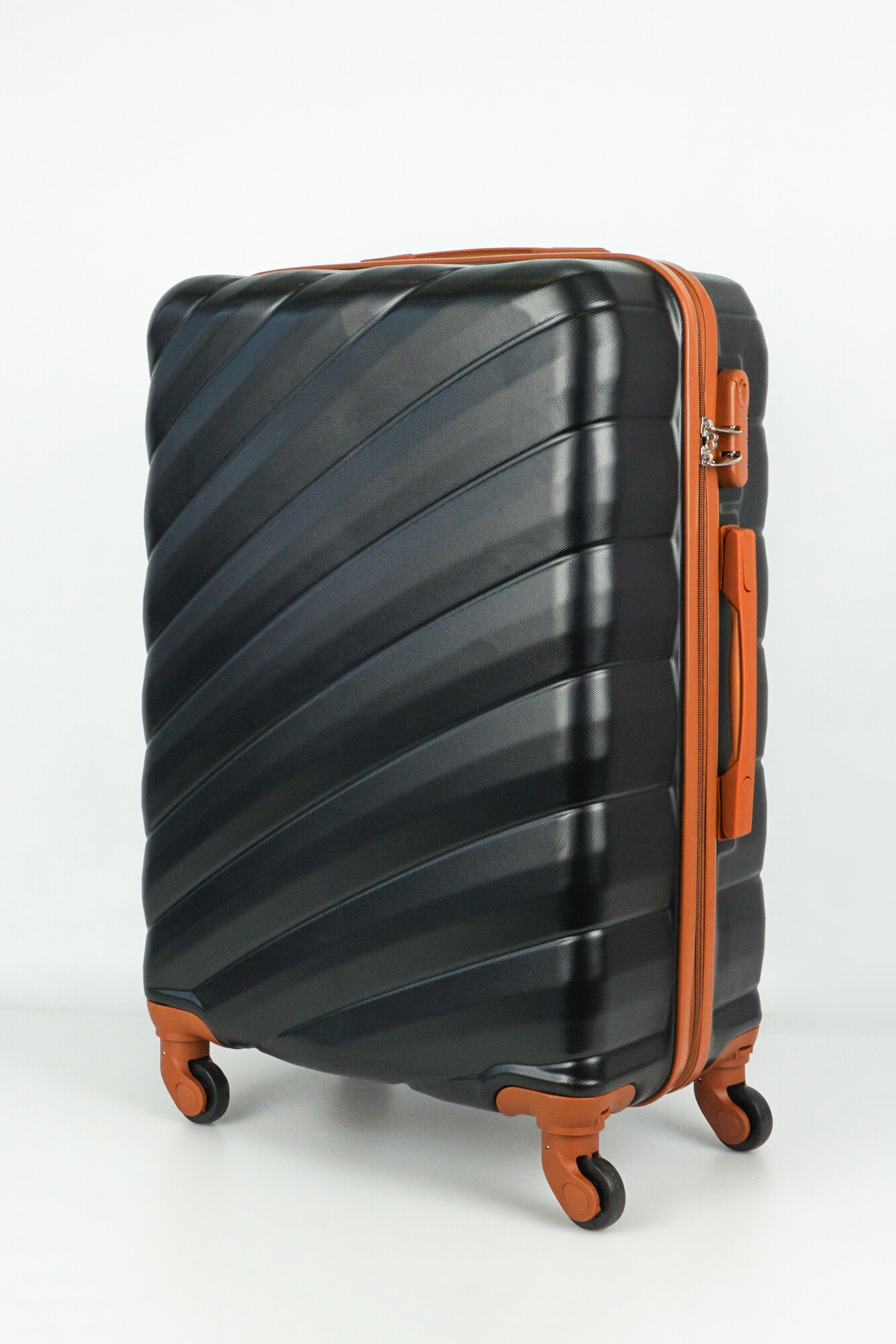 Чемодан Tripbags (Lotus) средний из ABS пластика на 4-х съемных колесах с кодовым замком черный с коричневым M