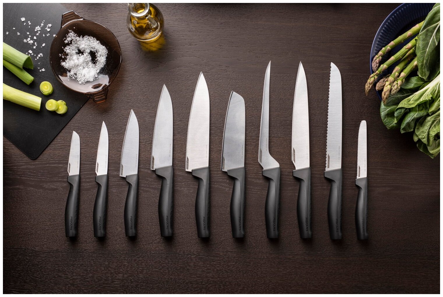 Нож кухонный Fiskars Hard Edge (1051761) стальной сантоку лезв.161мм прямая заточка черный - фото №11
