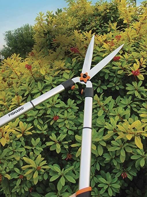 Телескопические ножницы Fiskars для живой изгороди с прямым лезвием (800-1000 мм) - фотография № 4