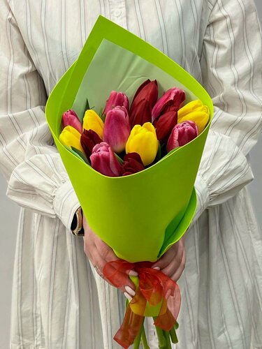 Изображение товара Монобукет Romashka "Яркие тюльпаны", 25 тюльпанов, высота 50 см