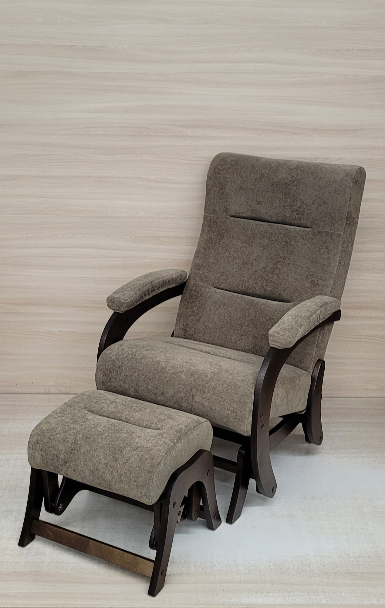 Кресло-маятник, с пуфом, велюр, нагрузка до 120кг, высота 96см, ширина 68см, глубина 50см