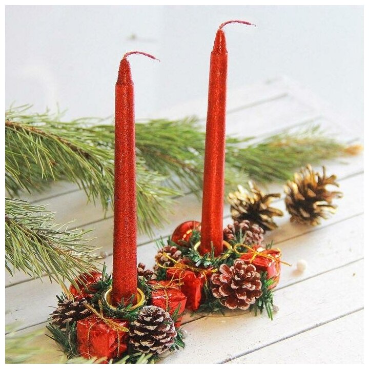 Свеча новогодняя с подсвечником "Красные шишки и подарки" (набор 4 шт) 4х13х17 см красный