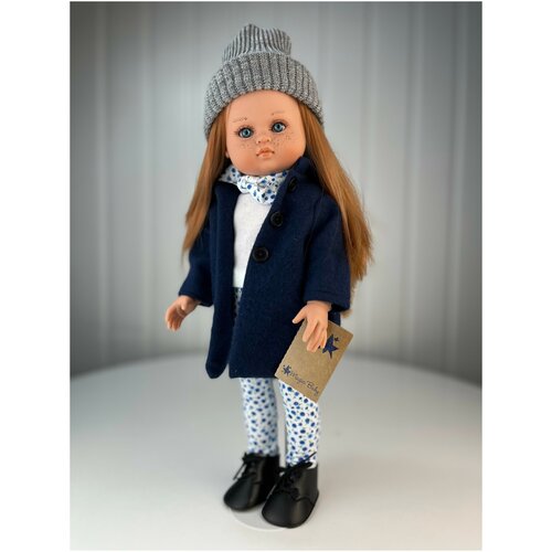 Кукла Lamagik Нэни, рыжая, в синем пальто и серой шапке, 42 см, арт. 42026 куклы и одежда для кукол lamagik s l кукла нэни в синем пальто и белой шапке 42 см