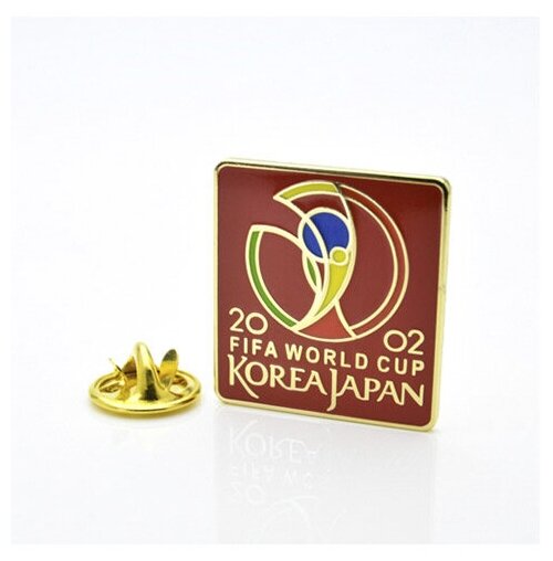 Значок ФК чемпионат мира по футболу 2002 (Корея-Япония) эмблема красная