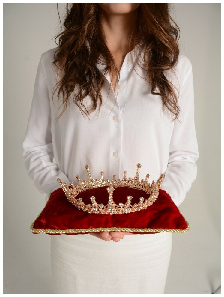 фото Подушечка красная для диадемы или короны