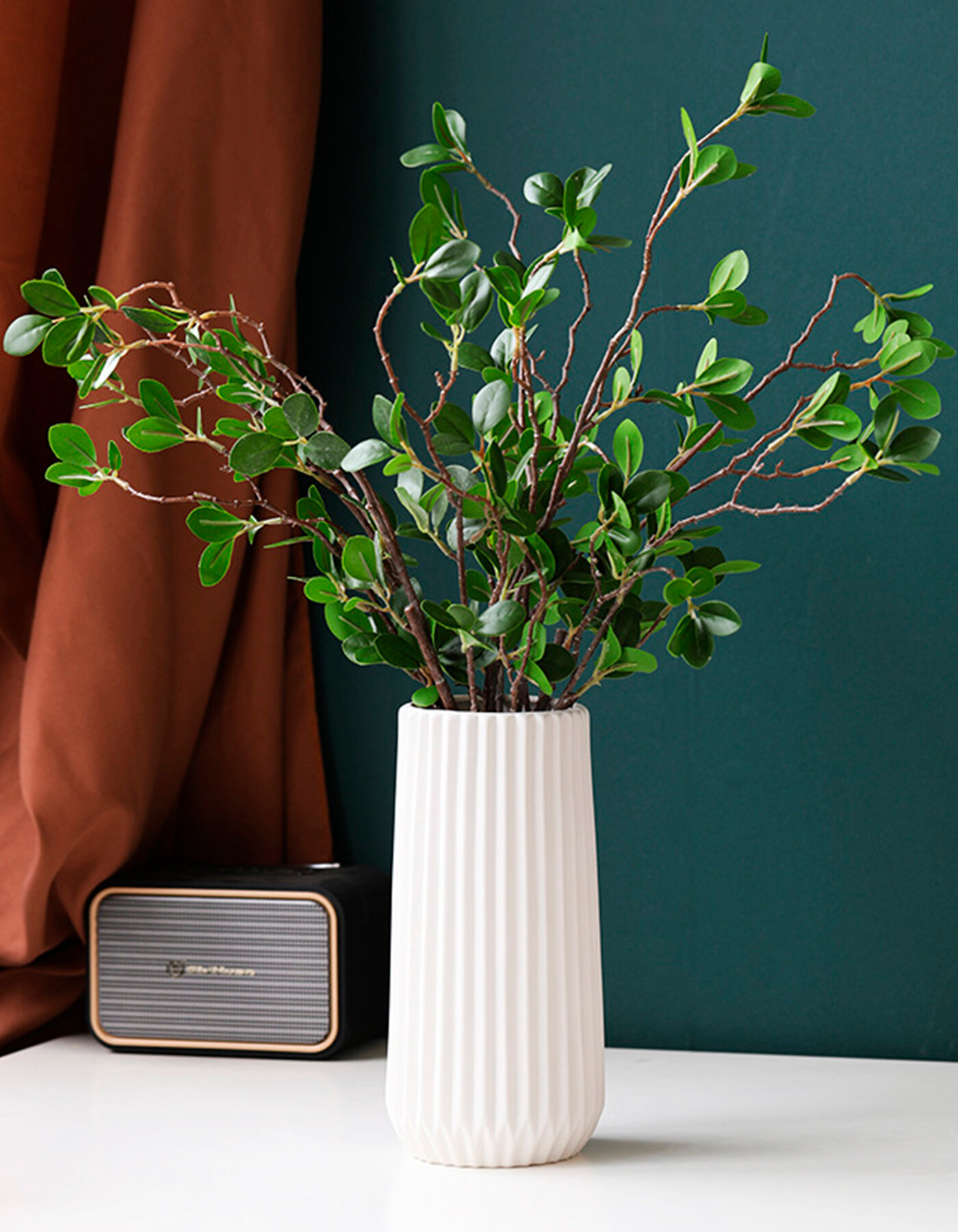 фото Белая матовая керамическая ваза высотой 23 см идеальна для цветов и сухоцветов/ребристая ваза