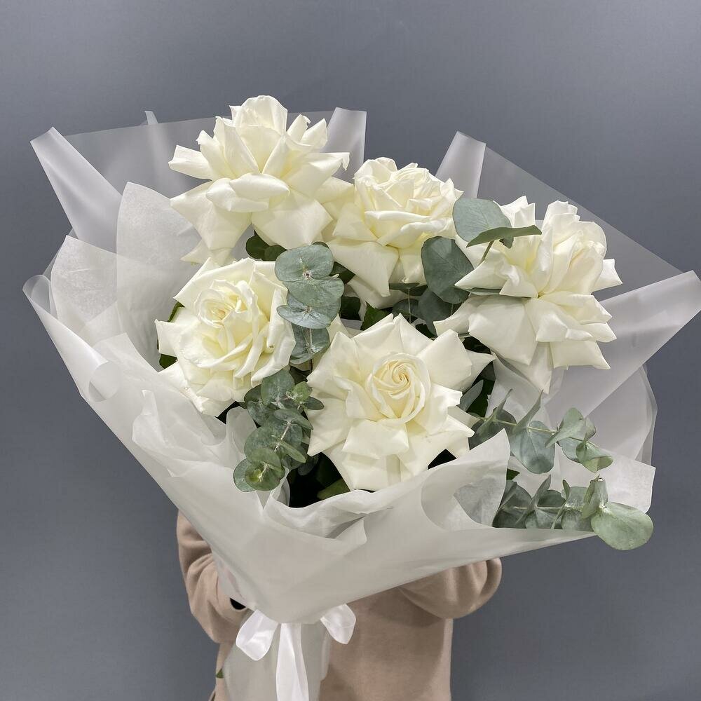 Букет из белых французских вывернутых роз эквадор и эвкалипта в дизайнерской упаковке