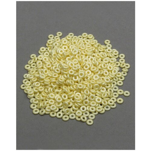 Бусины стеклянные O bead, размер 1,3х4 мм, диаметр отверстия 1,4 мм, цвет: Alabaster Pastel Yellow, 25 грамм (около 825 шт).
