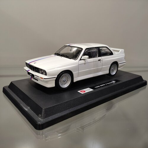 Коллекционная модель автомобиля BMW M3 (E30) белого цвета в масштабе 1:24