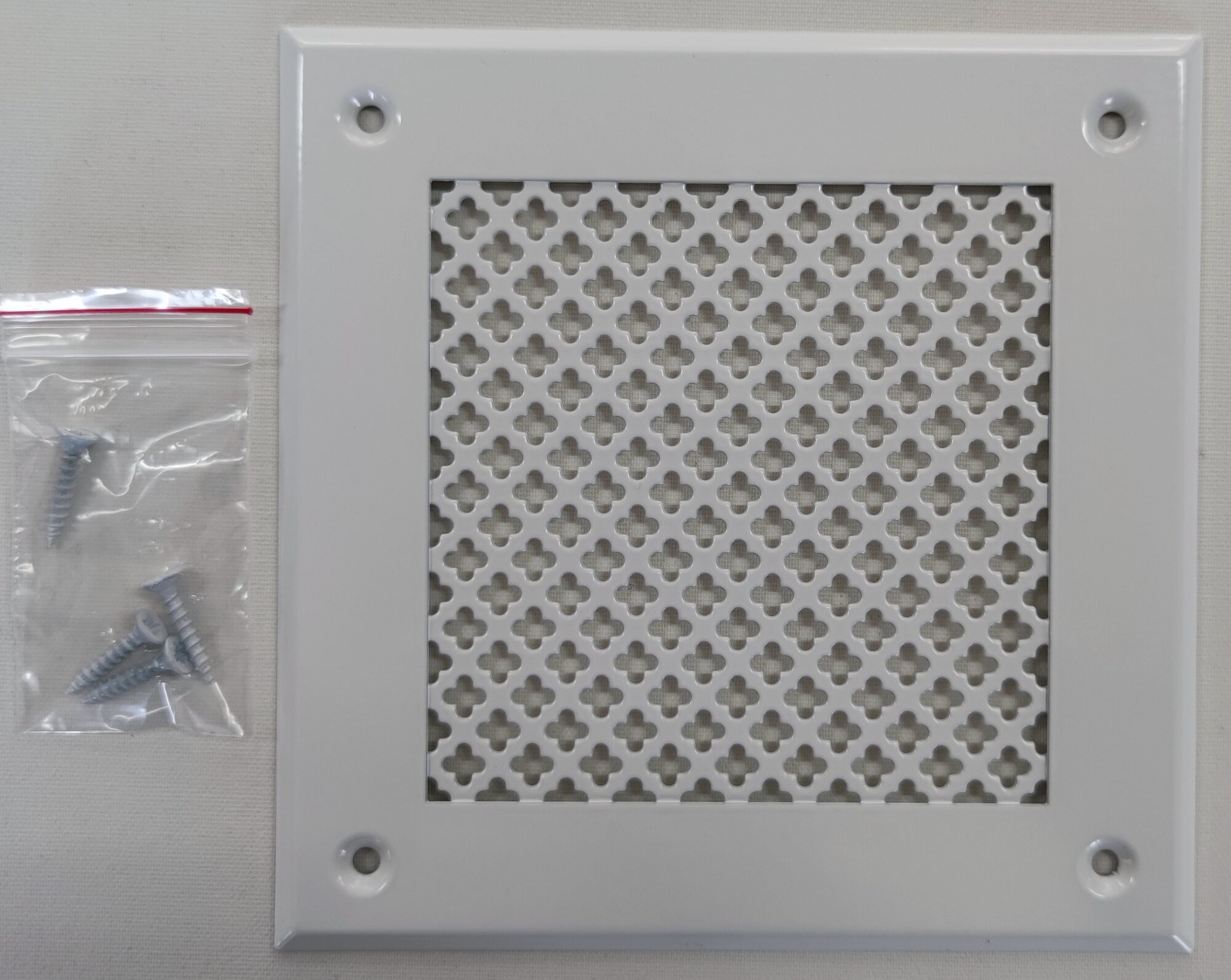 Вентиляционная решетка металлическая 150х150мм тип перфорации мелкий цветок белый RAL 9016