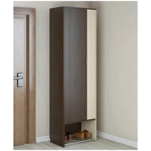 Шкаф распашной с вешалкой