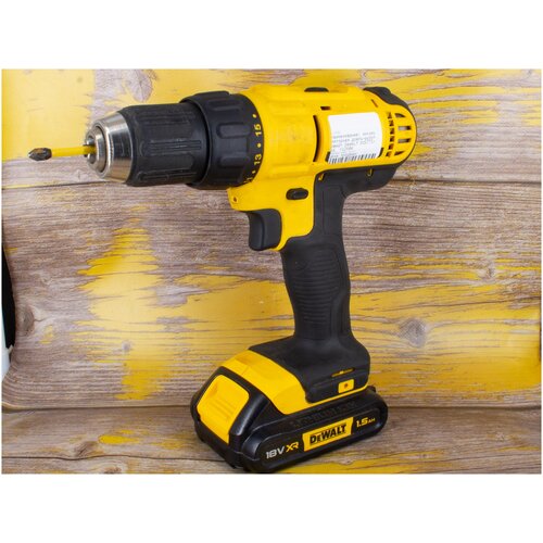 Аккумуляторная дрель-шуруповерт DeWALT DCD771-KS (Б/У). Хорошее состояние. Реальные фотографии. Кейс, два аккумулятора, зарядное устройство