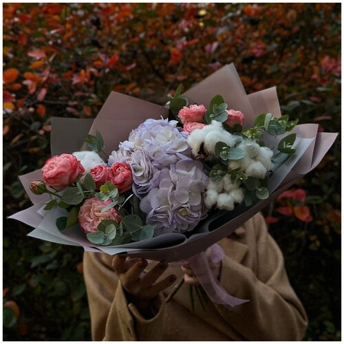 Букет «Аура» с гортензией и кустовой пионовидной розой