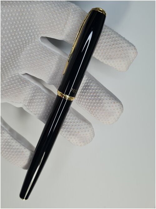 Высококачественная ручка черного цвета с чехлом