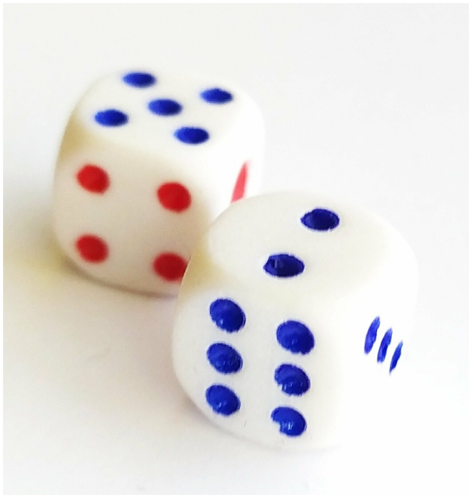 Кубики белые с цветным точкам — фото 1