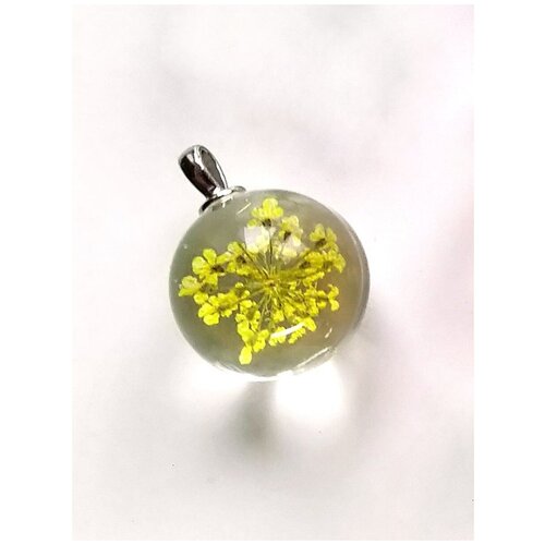 фото Прозрачный кулон в виде шара из стекла со снытью желтый solodstudio