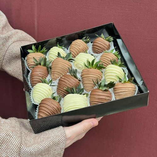 Изображение товара Набор «Какао» из клубники в молочном белом и кофейном Бельгийском шоколаде! 16-20 штук