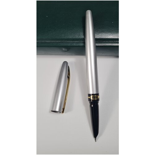 Ручка перьевая серебристого цвета с чехлом