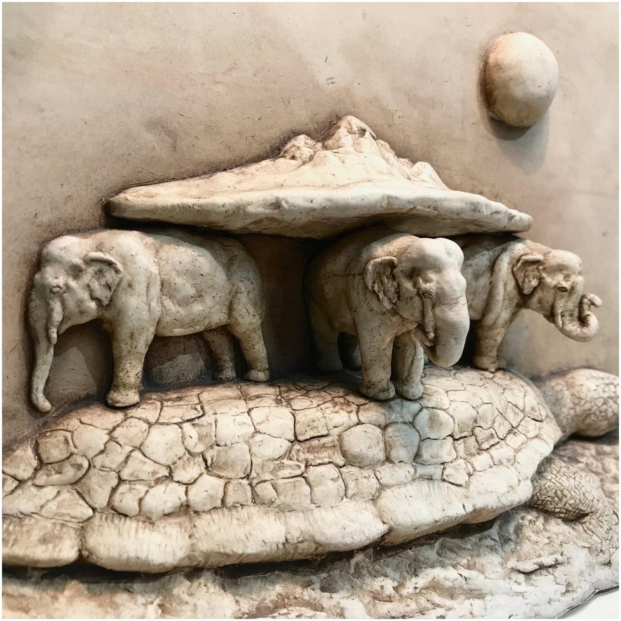 Статуэтка "Земля на трех слонах" ручная работа, черепаха и слоны, сувенир для декора из гипса