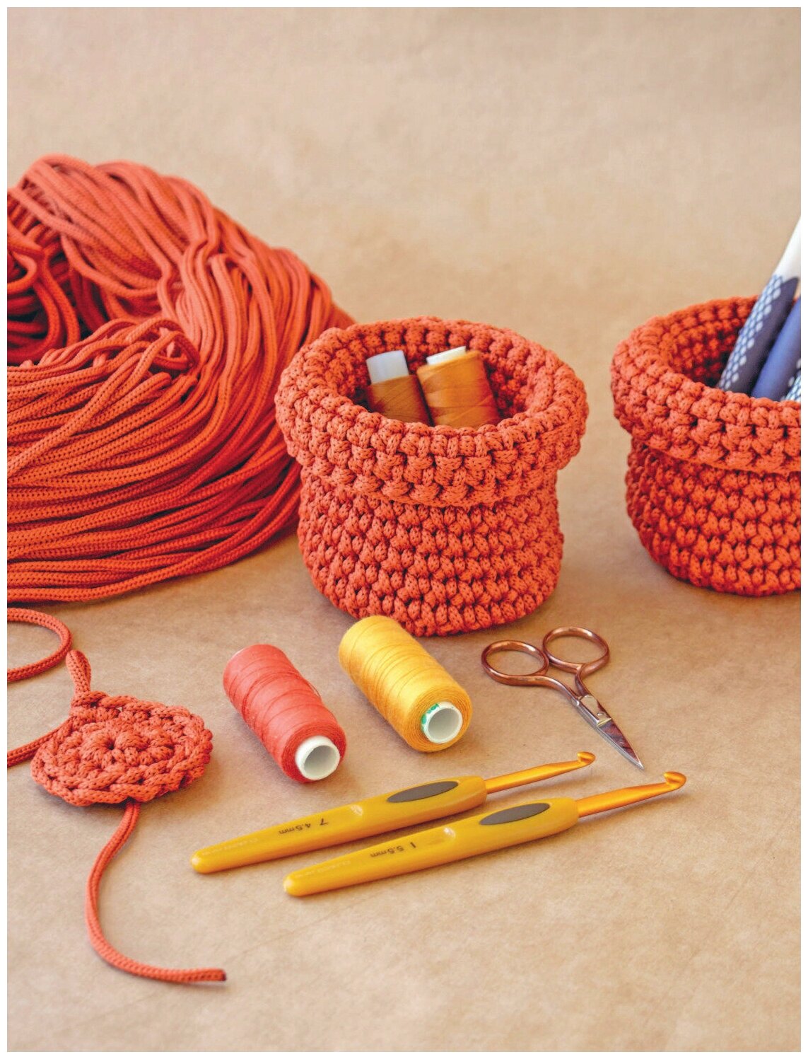 Вязание из шнура. Простые и стильные проекты для вязания крючком - фото №11
