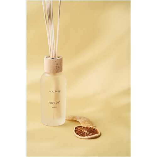 Ароматический диффузор с палочками для интерьера в доме