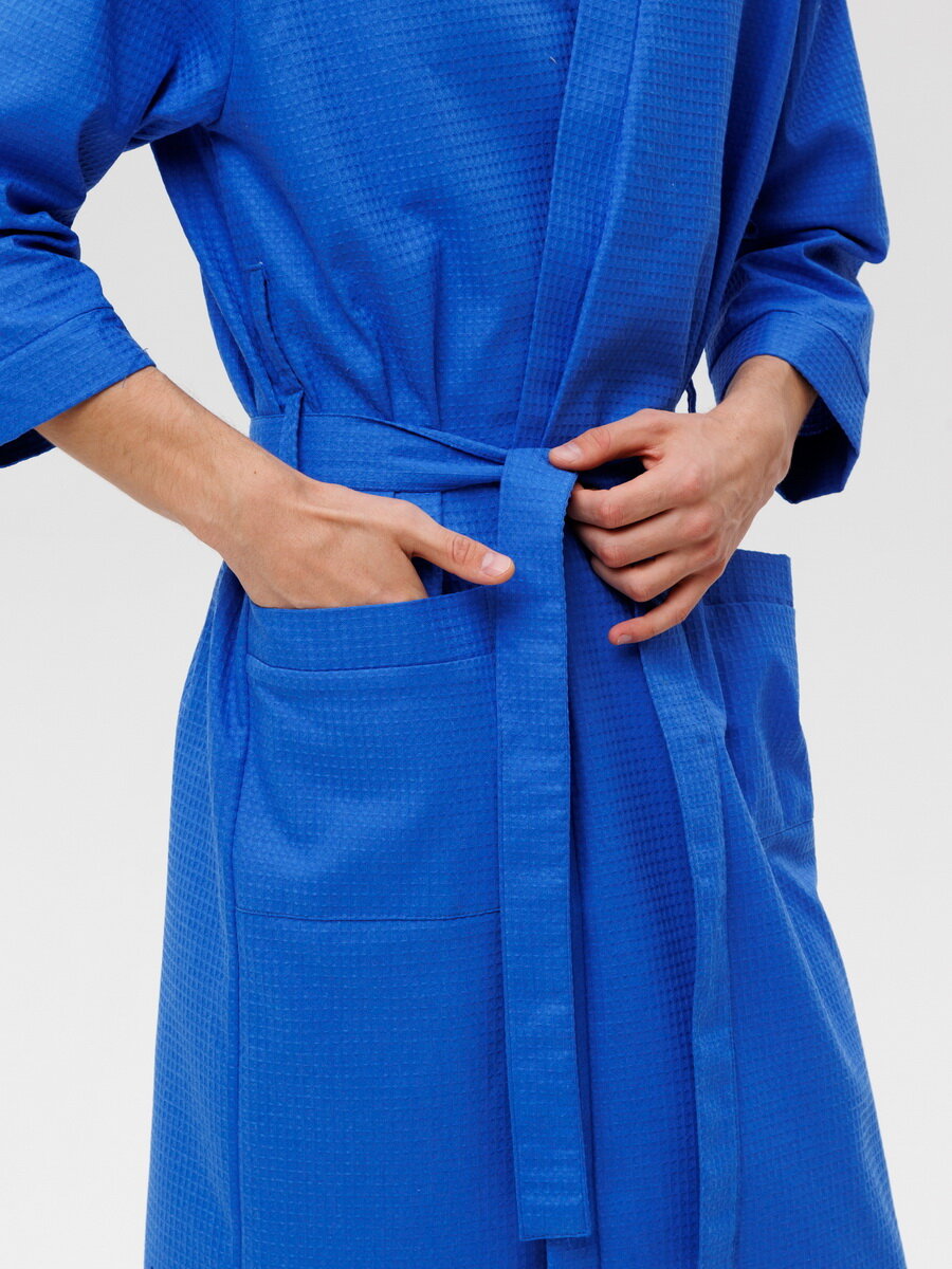 Мужской укороченный вафельный халат с планкой, синий - фотография № 4