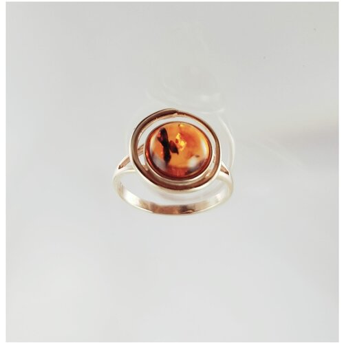 крупное кольцо с натуральным коньячным янтарем в позолоте македония Перстень Twozi Сатурн, серебро, 925 проба, золочение, янтарь, размер 17, желтый, коричневый