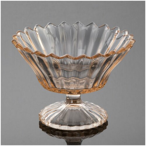 Вазочка (конфетница) с фигурным бортом и рифлёной поверхностью, розовое стекло, СССР, 1950-1980 гг.