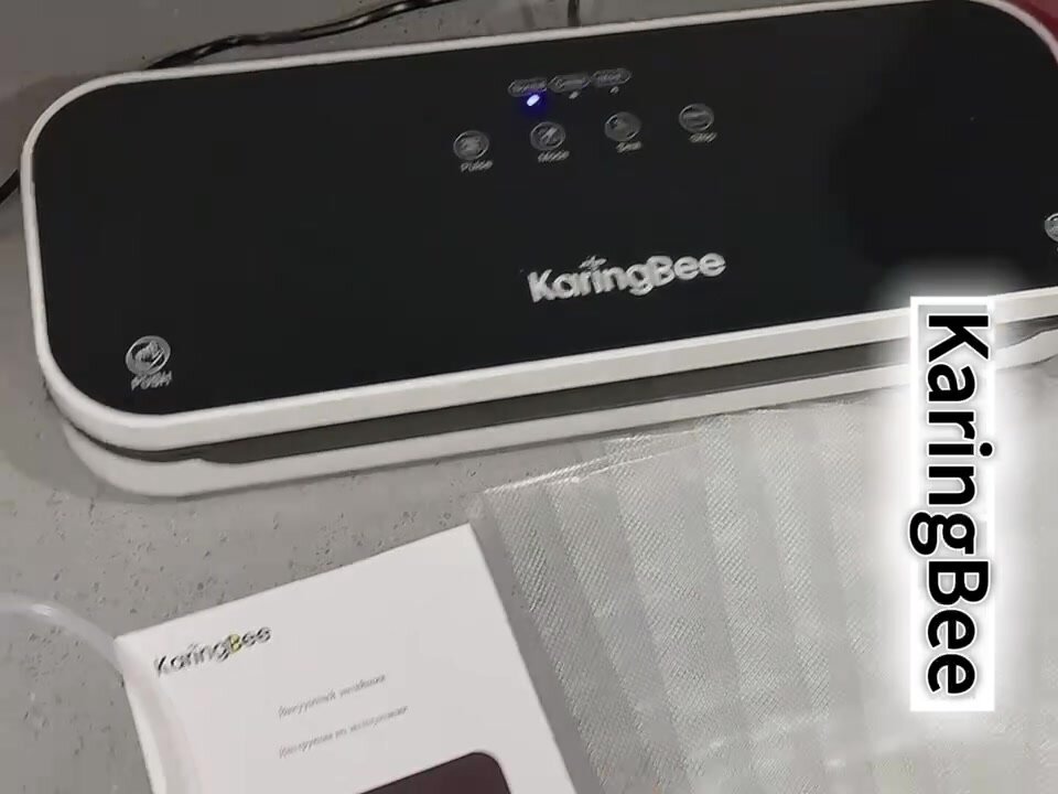 Вакуумный упаковщик KaringBee HF-008 черный/для хранения сухих и влажных продуктов с откачкой воздуха из контейнера и запайкой пакетов/для овощей, фруктов, мяса, орехов, рыбы — фото 1