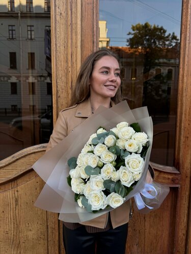 Изображение товара Букет "S", 25 пионовидных белых роз, 40 см, авторская упаковка