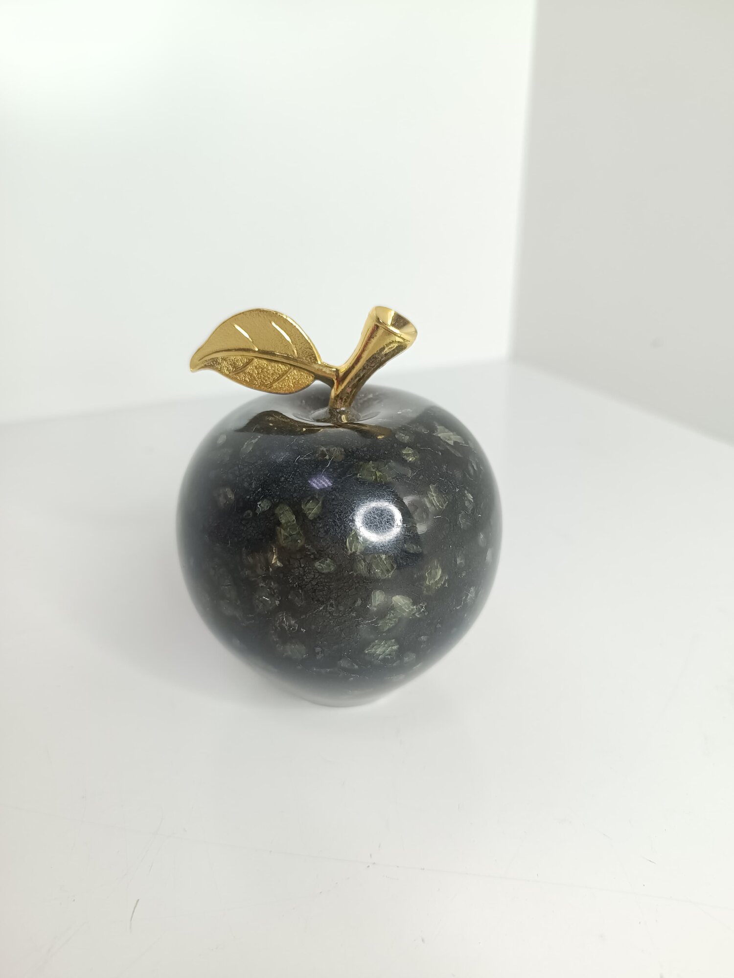 Фигура "Яблоко" в цвете черный гранит от производителя Present61 — фото 1