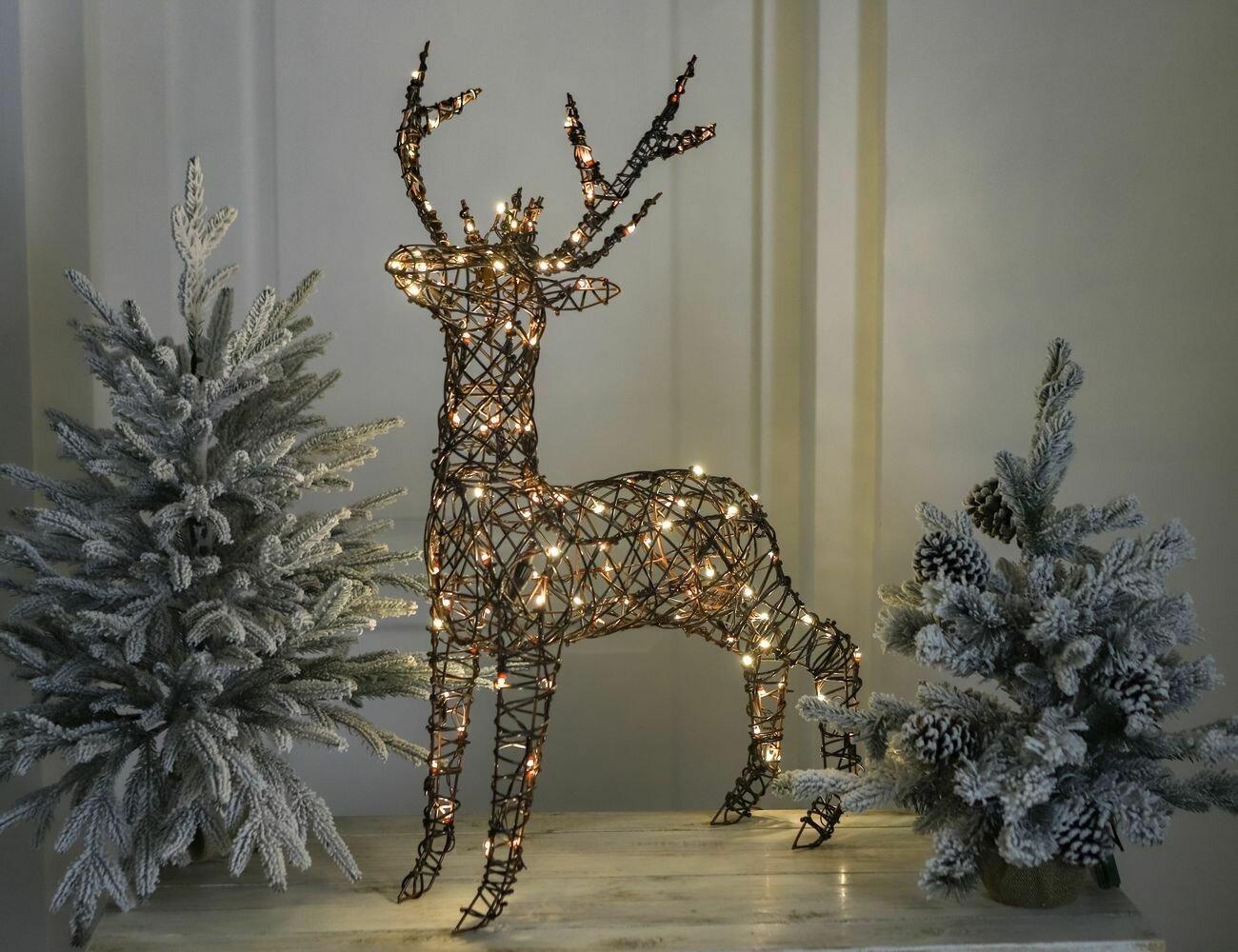 Светящаяся фигура олень ХЬЮ ротанг 120 тёплых белых LED-огней 92 см Winter Deco 4080239