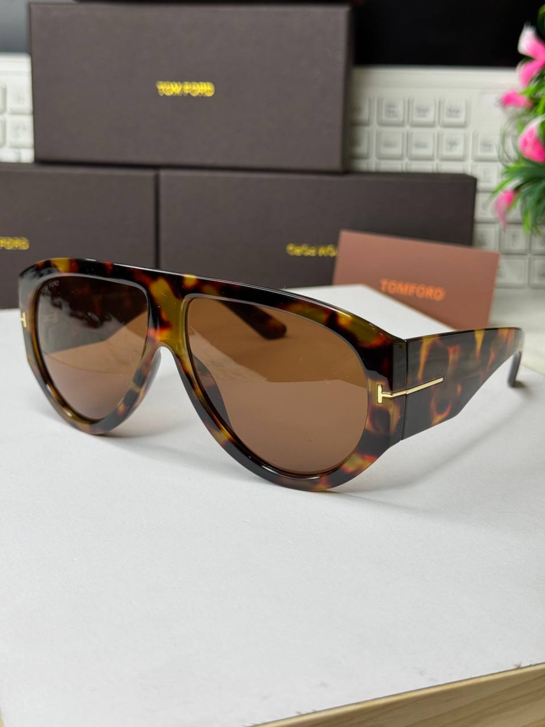 Солнцезащитные очки Tom Ford, зеленый, голубой, коричневый, желтый, бежевый — фото 1