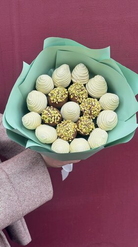 Изображение товара Букет из клубники в белом и молочном бельгийском шоколаде «Фисташка» 19 ягод в эстетичной упаковке