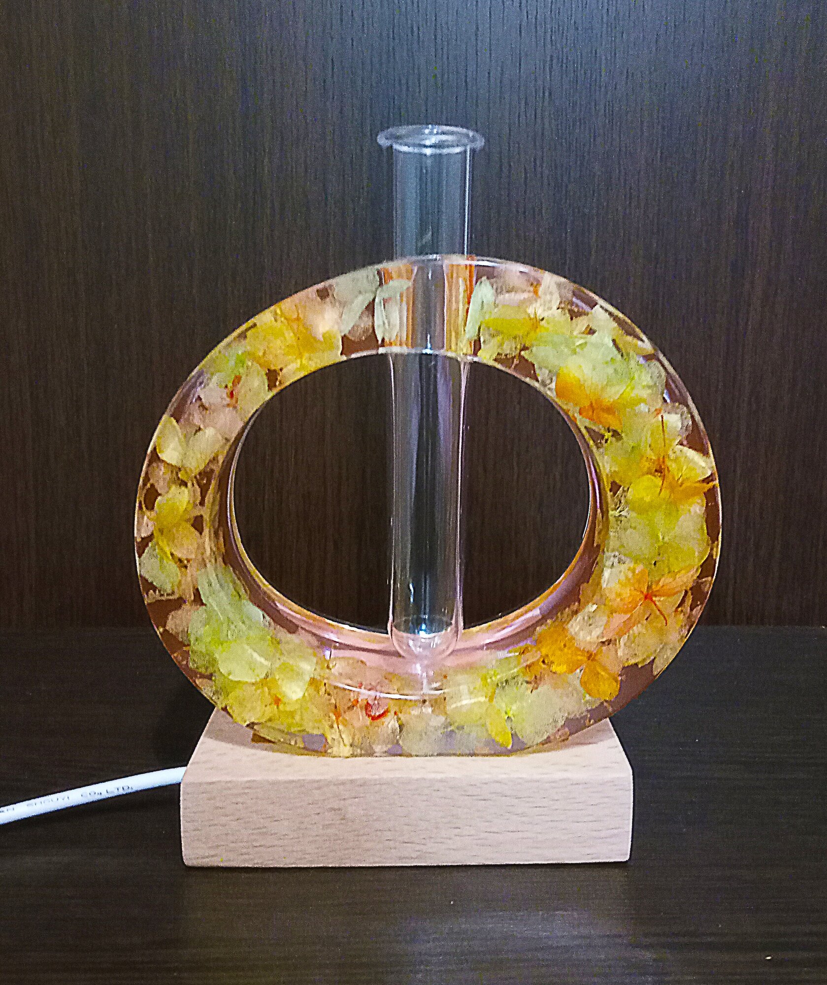 Светильник ночник, ваза из эпоксидной смолы и цветов,11х12,5х3,5см, дизайнерский, ручной работы для декора дома - фотография № 3