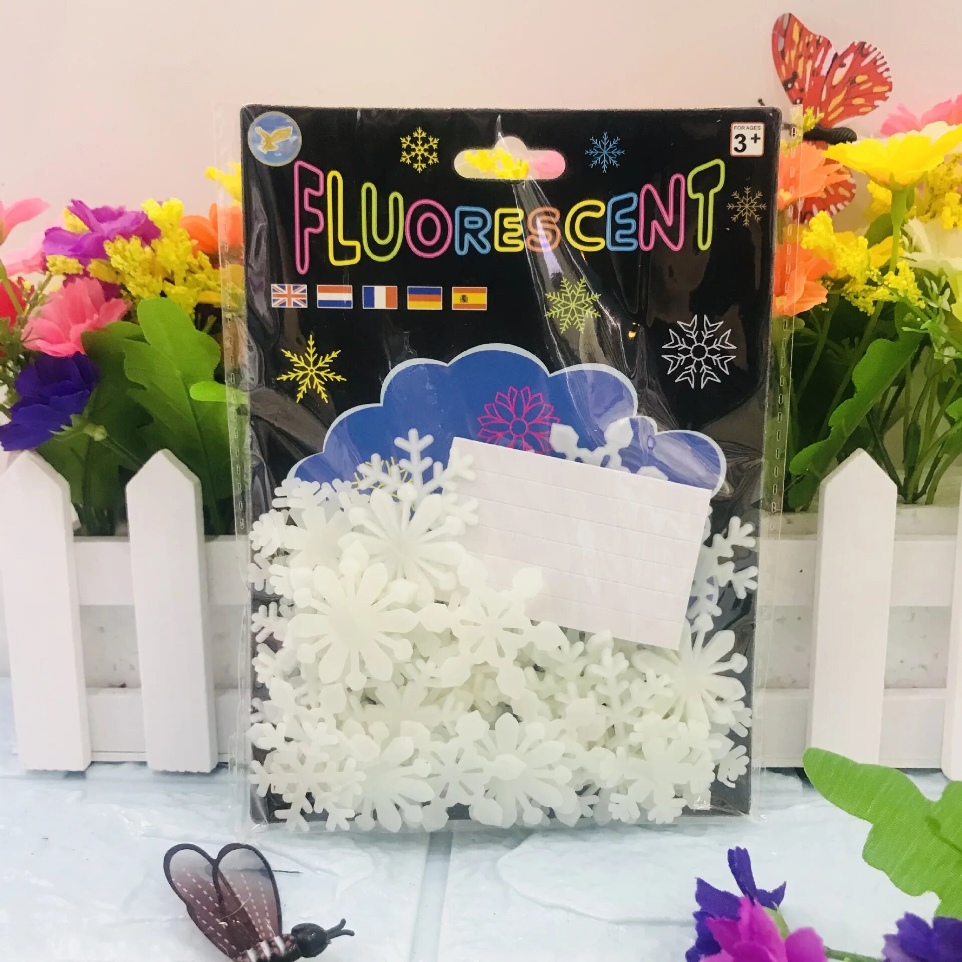 Светящиеся 3D снежинки наклейки для стен 50 шт 2