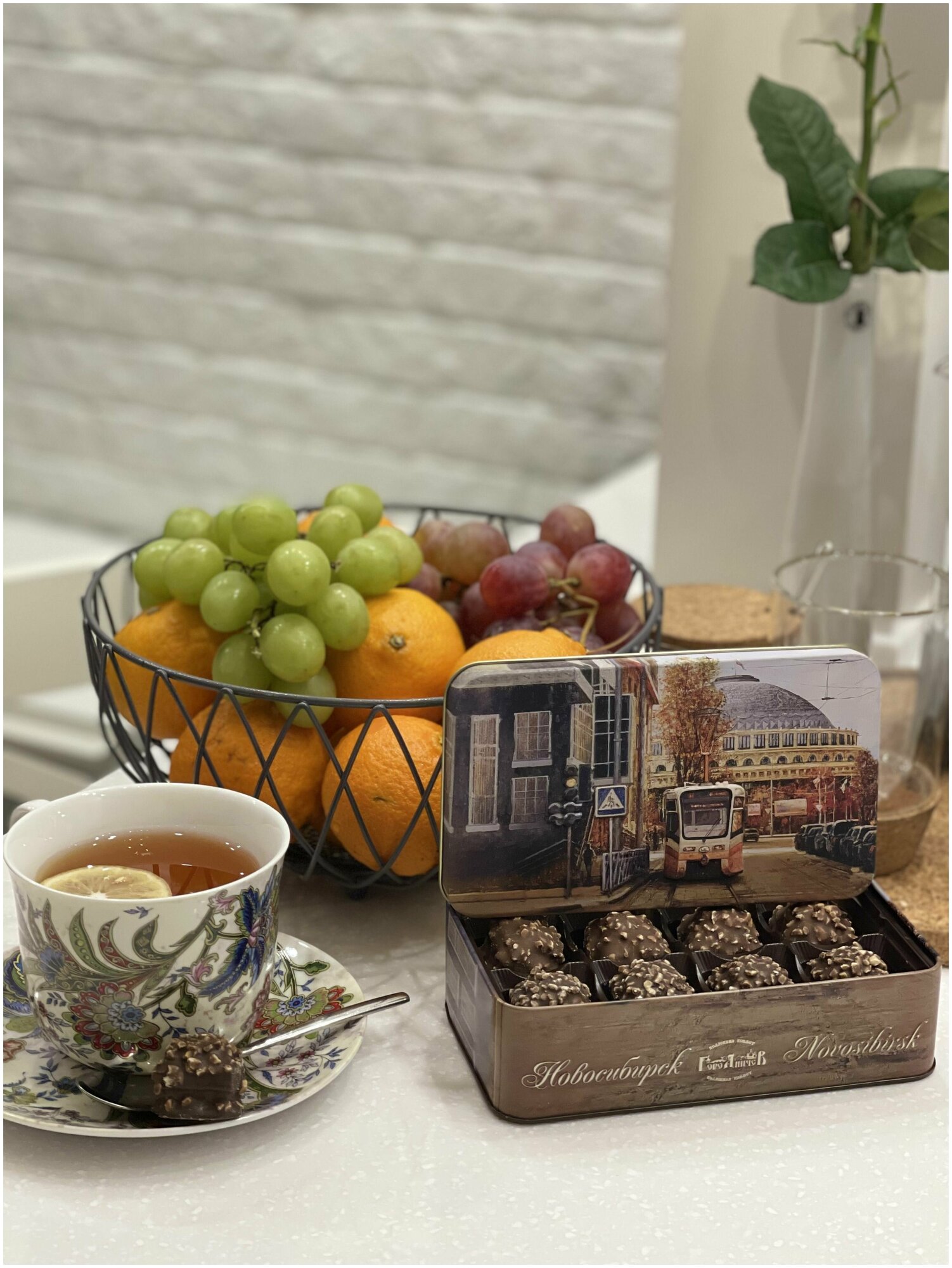 Подарочный набор шоколадных конфет "Трамвайчик" 110 г. (жестяная коробка 176*102*48 мм) - фотография № 3