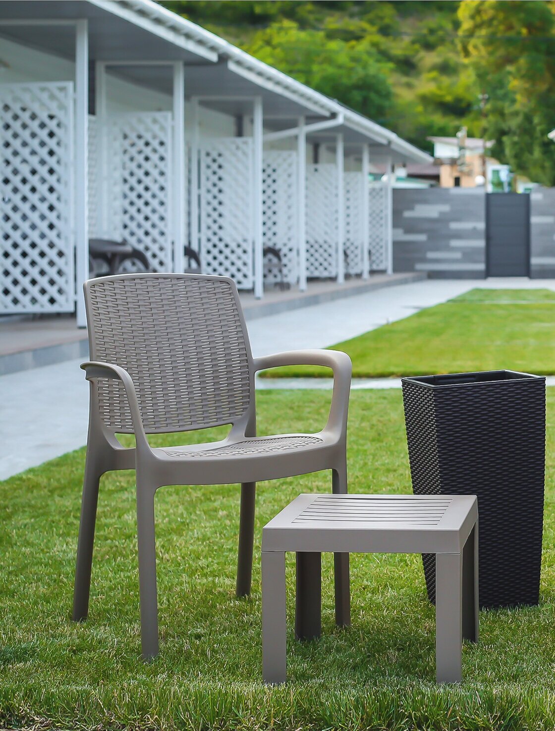 Столик к шезлонгу пластиковый Elfplast размером 35х40х40, практичный садовый столик съемными ножками