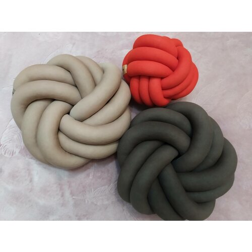 Декоративная подушка-узел 20х20 см. Современный интерьерный декор. Кельтский узел. Диванная подушка бежевого цвета(С0036)