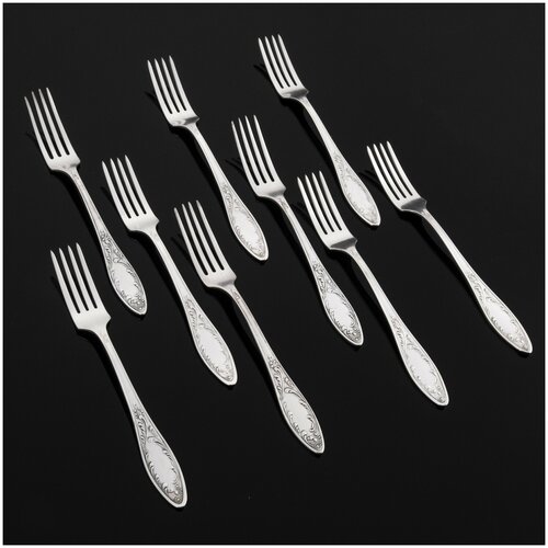 Набор из девяти столовых вилок 