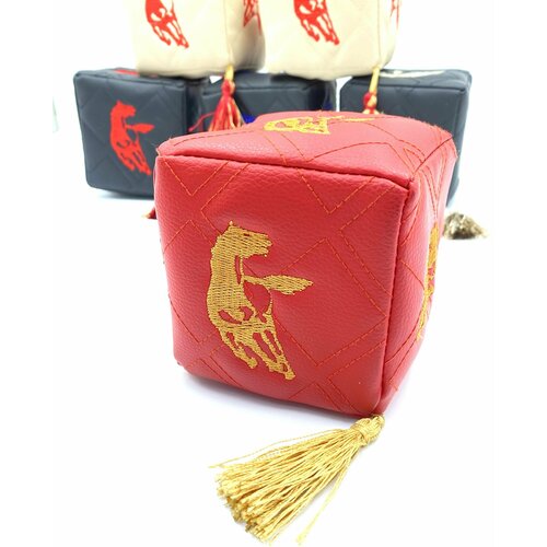 Подвеска Кубик на присоске в салон авто на стекло. Логотип KAMAZ (Камаз), Красный с золотой вышивкой 9 см на 9 см - 1шт