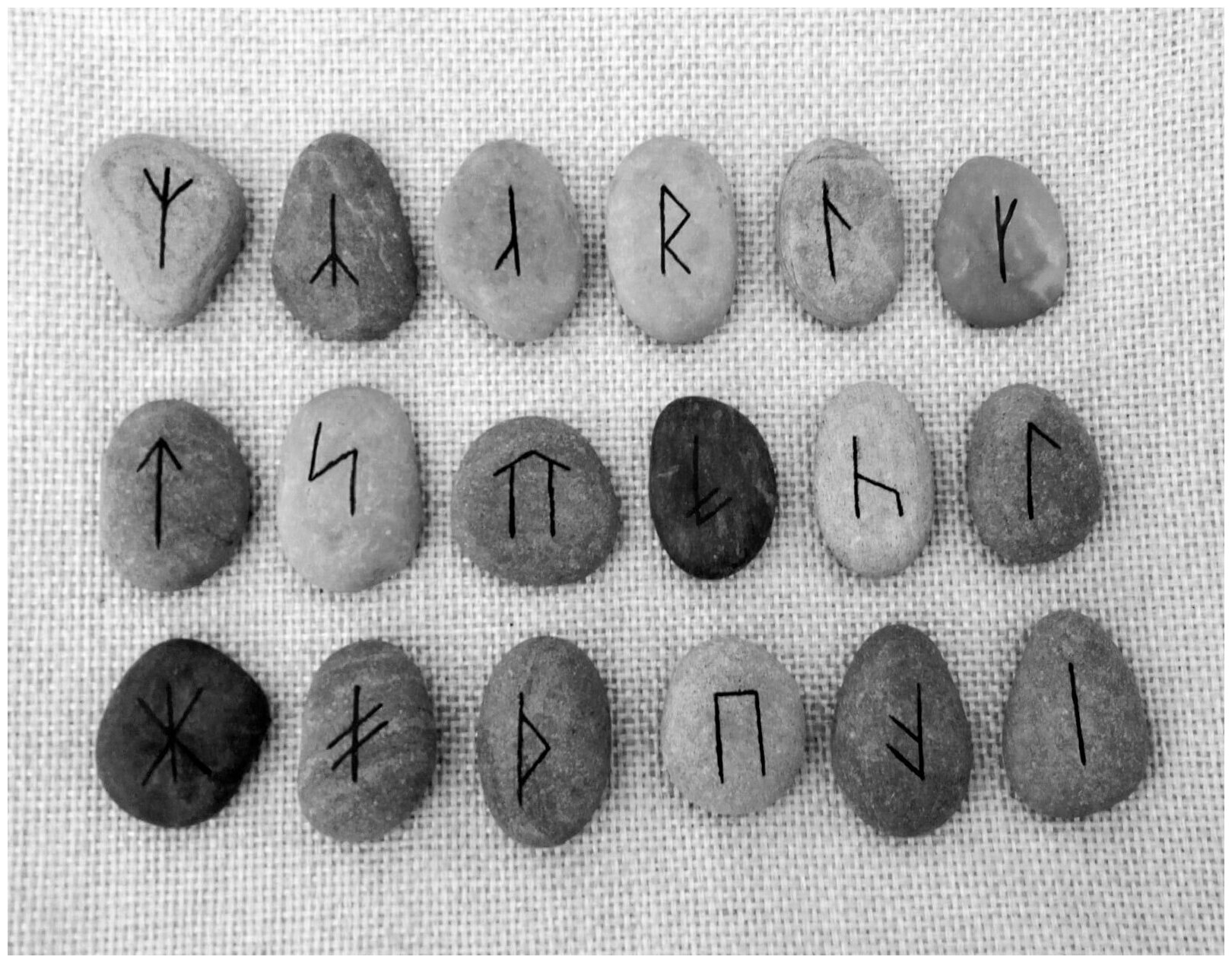 Славянские руны на камне в мешочке