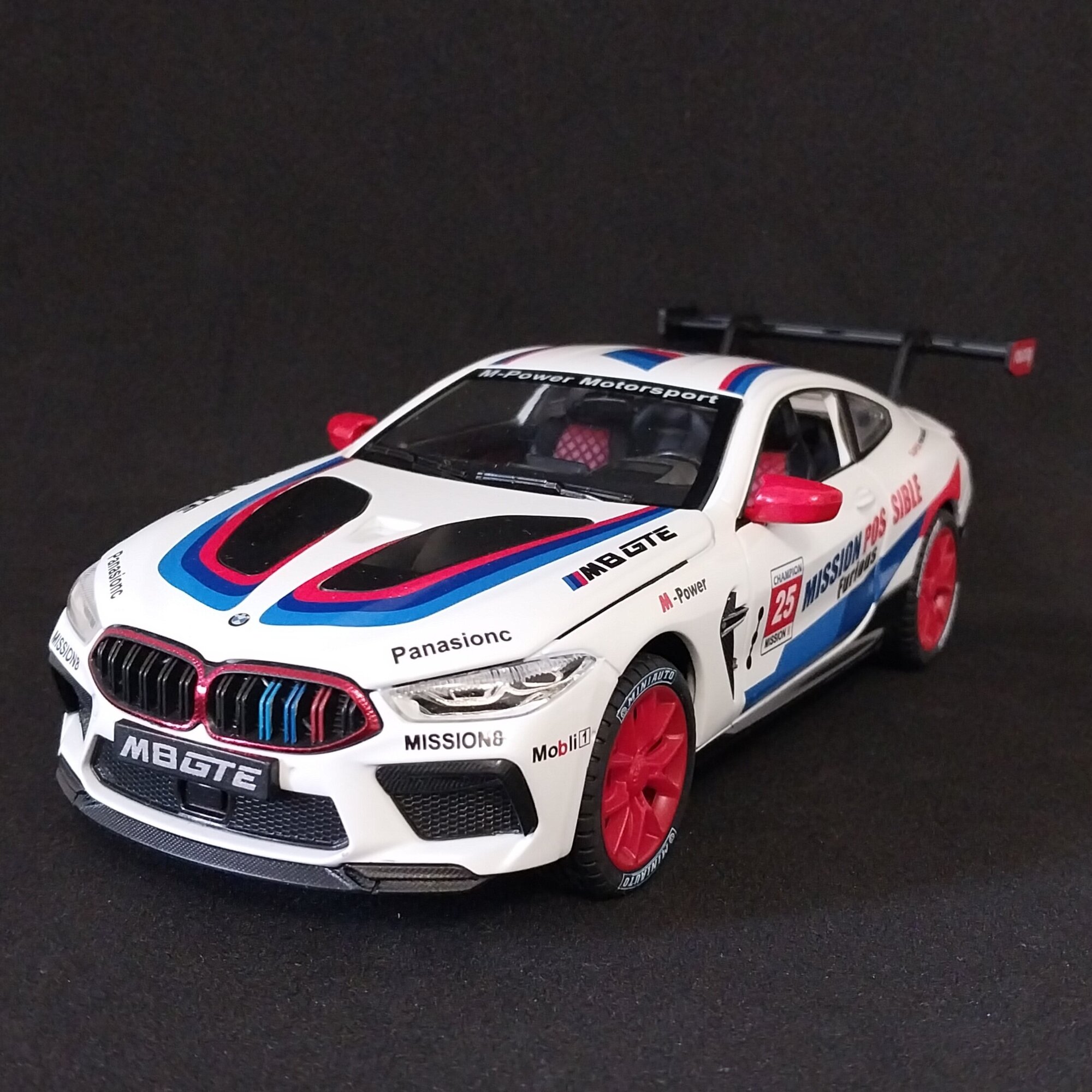 Машина металлическая BMW M8 с световым и звуковым сопровождением