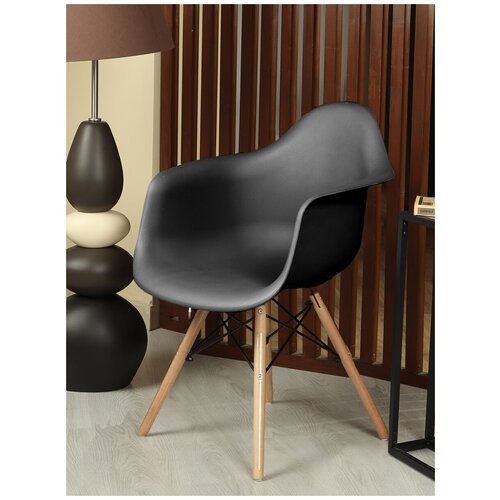 Кухонный стул с подлокотниками Eames. Стулья пластиковые.