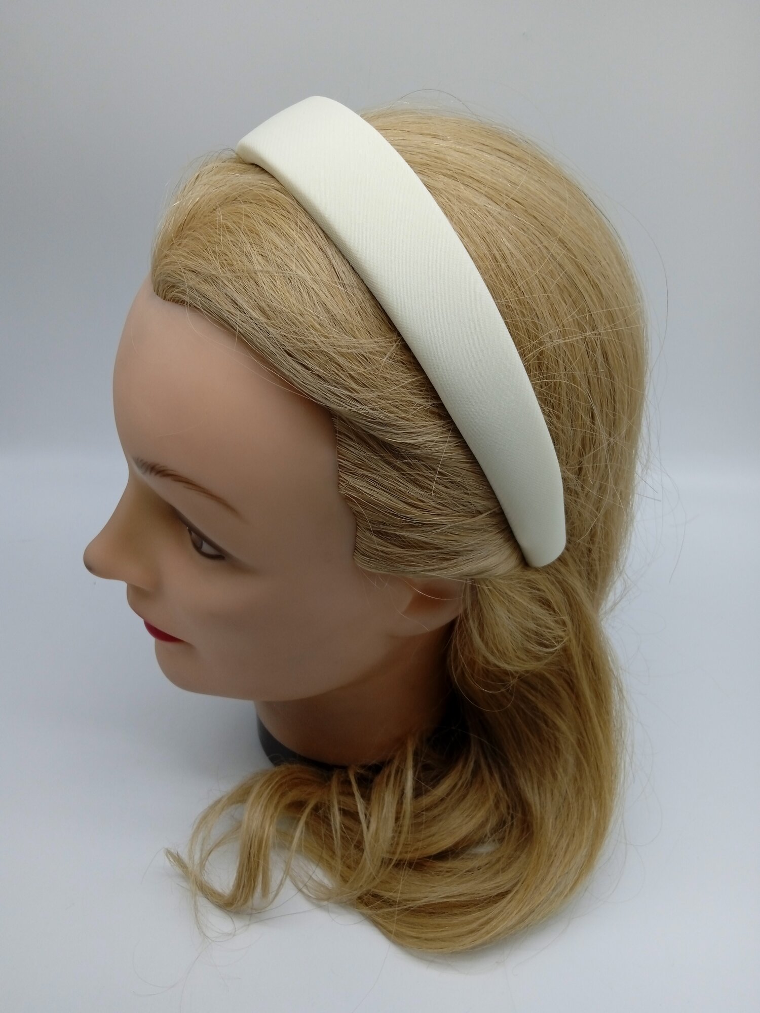 Ободок текстильный на мягкой основе, объемный, молочного цвета